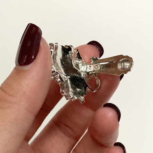 1960s Sarah Coventry White Maple Leaf Clip On Enamel Earrings - Picture 6 of 7